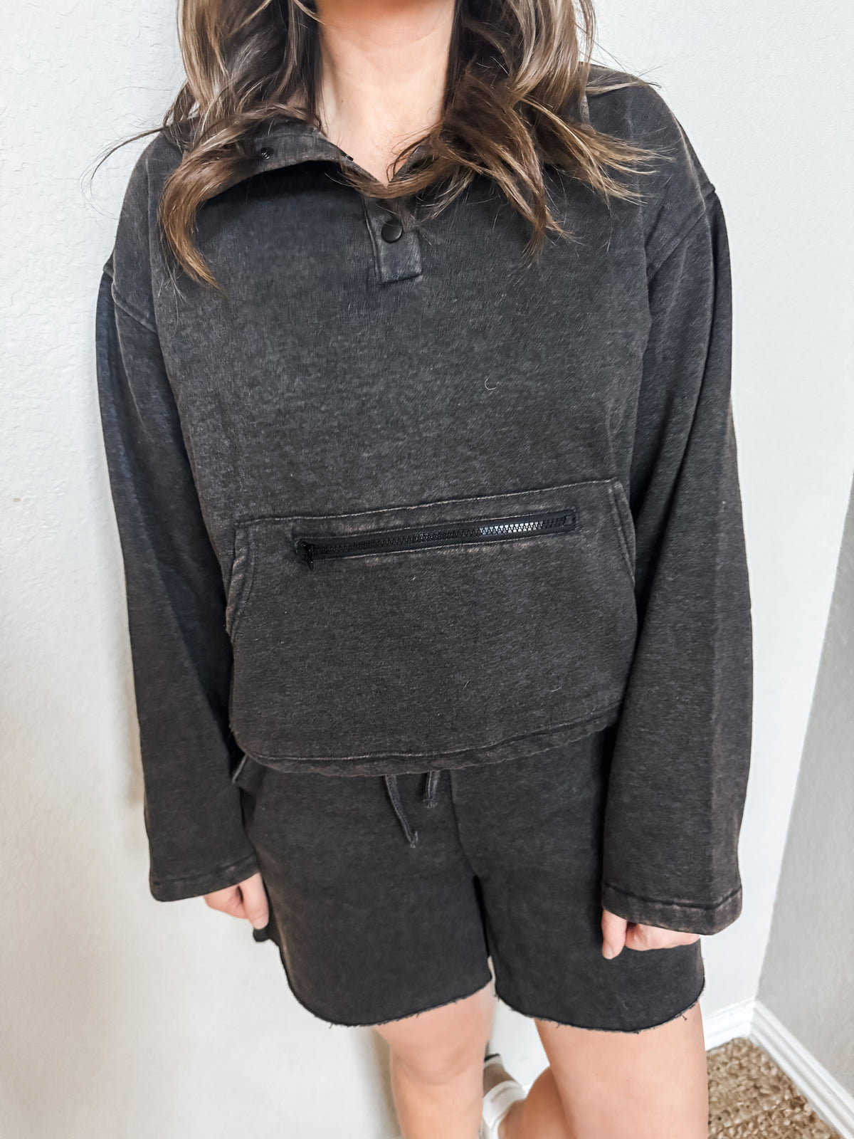 Effortless Vibes Pullover in Washed Black